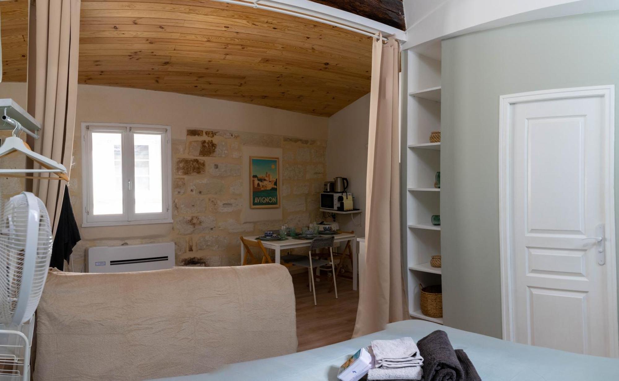 A L'ombre Des Papes Apartment *